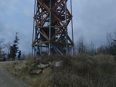 Konstrukce rozhledny na Pekelném kopci je kovová, doplněná dřevem.