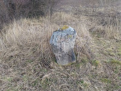 Smírčí kámen na okraji zahrádkářské kolonie.