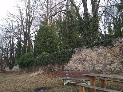 Zeď hřbitova-prohlídka možná po domluvě