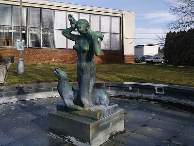 Nymfa s lachtanem. Dar městu od manželky Stanislava Bechyně po jeho skonu.