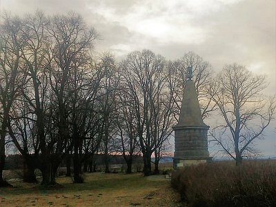 Konečně jsem u mohyly, jejíž vrchol je ozdoben kalichem.