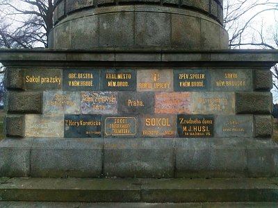 Čelní strana podstavce. Na každém kameni je uvedeno, kdo ho daroval.