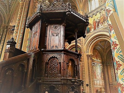 Dokonalá řezbářská výzdoba kazatelny