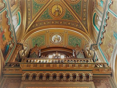 Skvělý interiér by mohl být nazván galerií malířských technik.