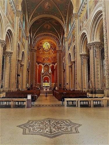 Chrám má délku 75 metrů, celkovou šířku 31 m, klenby se tyčí do výšky 26 metrů