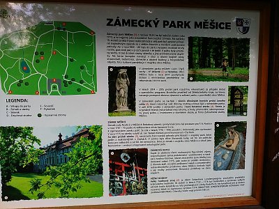 Zámecký park v Měšicích je ještě rozsáhlejší, zaujímá plochu přes 15 hektarů