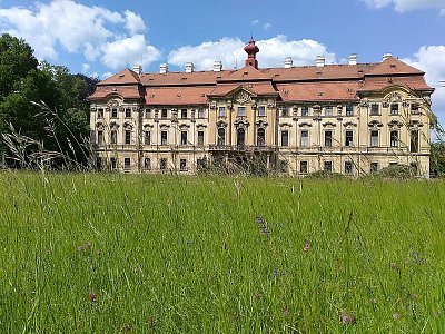 Tento rokokový skvost s klasicistními prvky byl hlavním rodovým sídlem Nosticů