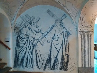 Jedna z nástěnných maleb na chodbě v muzeu
