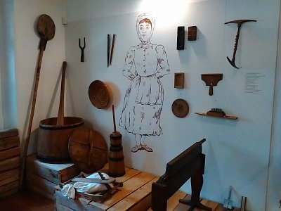 Expozice oživují i tradiční nástroje patřící k dobré hospodyni