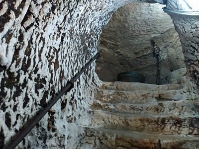 Schody sice dostatečně široké, ale také nehezky kluzké