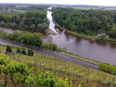 Vraňansko-Hořínský plavební kanál (tam, co je loď), vlevo je Vltava