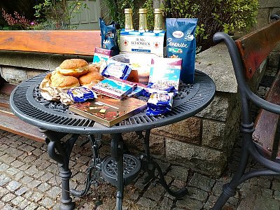 Je čas na dárečky, ten stolek zde čekal zrovna na nás.