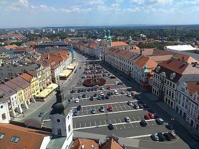 Pohled z ochozu Bílé věže na Velké náměstí (vyhlídli jsme si i hospůdku)
