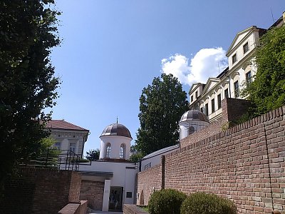 Schodiště nás dovedlo do opravených prostorů pod hradbami