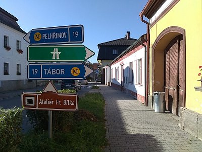 Ukazatel směřuje k Ateliéru zdejšího nejslavnějšího rodáka Františka Bílka