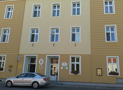 Za okny v přízemí se nachází dobře vybavené Informační centrum města