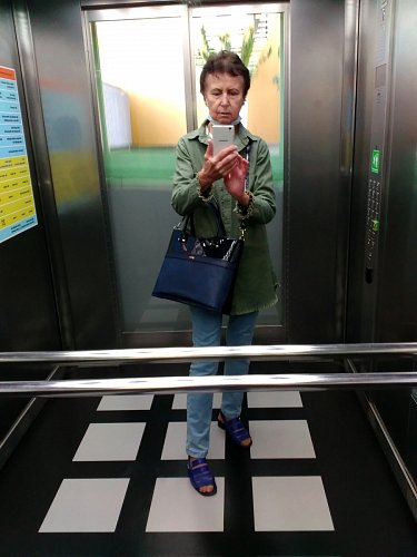 Ze 16. poschodí vás sveze dolů opět rychlovýtah. Zase samá zrcadla, už mizím...