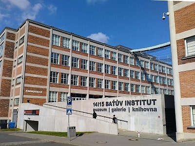 Bloky 14/15 Baťova institutu. V knihovně se nachází rovněž kavárna.