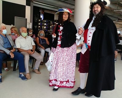 Na scéně se představili pánové s dámami, reprezentující historická období