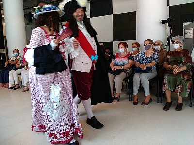 Dobrý nápad, povedená ukázka kostýmů od baroka, přes rokoko, renesanci atd...