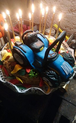 Traktůrek sjíždějící z dortu pro Bobana