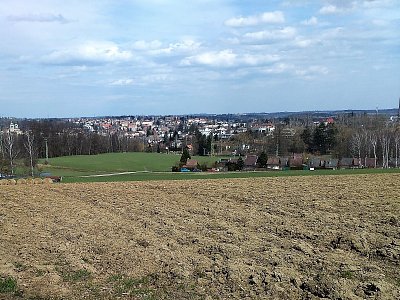 Za městem nad přehradou, z cesty k farmě.