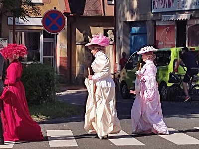 začínají se scházet