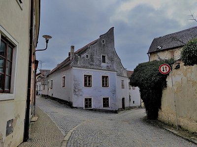 Neobvyklý půdorys dvojdomu je doplněn ještě zvláštnějším štítem