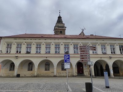 Tady se nyní nachází Základní škola, za ní vykukuje kostelní věž.