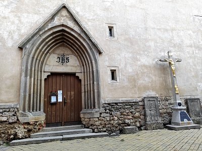 Kostel Nanebevzetí Panny Marie stojí na mírném návršíčku