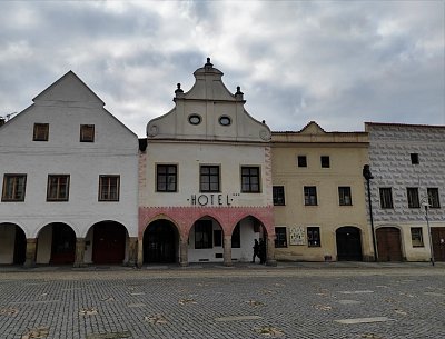 Některé domy s podloubím