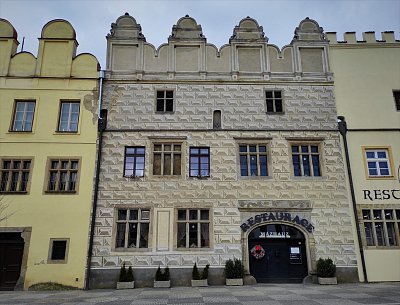 V některých domech se zachovaly tzv. mázhausy - tady je nyní restaurace
