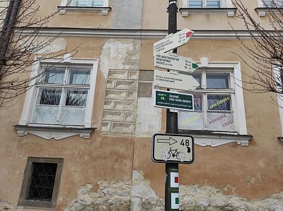 Zelená turistická značka vede z náměstí k Monserratu (4 km)