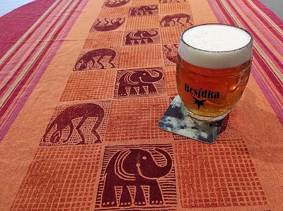 U kulatého stolu mi dělali(y) společnost sloni (jak vidět - jen na ubrusu)