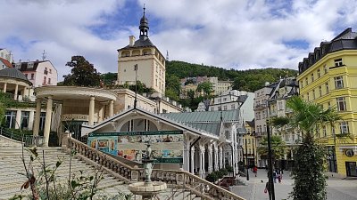 Pod Zámeckou věží se nachází Zámecká kolonáda a dole je Tržní kolonáda