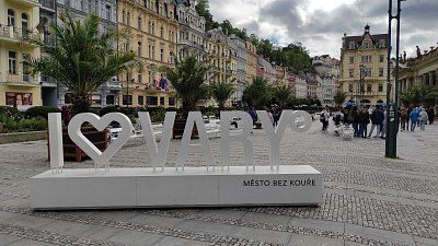 Oblíbené místo letních koncertů, odpočinková zóna před Mlýnskou kolonádou