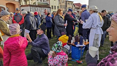 Oslavy pokračovaly na Smetanové náměstí před novým panelem o divadle.