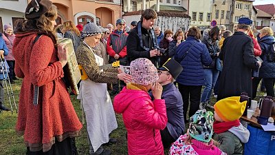 Dobrá nálada je nakažlivá - jakby ne, když jde o oslavy slavného J. Haška