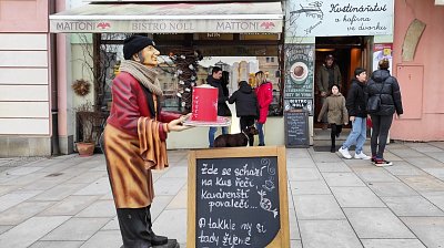 O zákazníky nemají v Bistru nouzi. Vtipný poutač je naláká dovnitř.