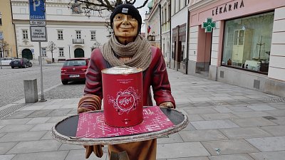 Po oslavách se náměstí vyprázdnilo, kavárny ožily.