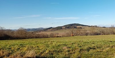 Nedaleké Hoštice Michala Tučného a nad nimi Kalný vrch.