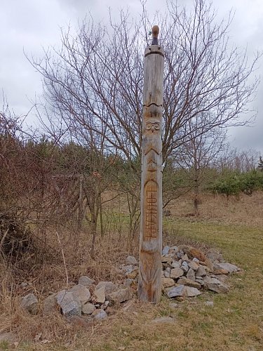 Cesta vede dětským táborem