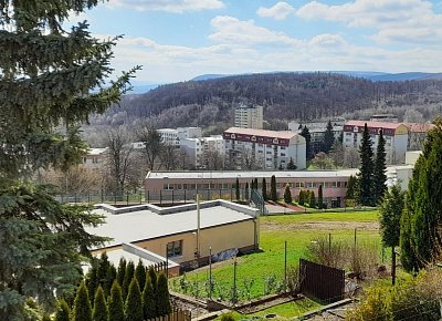 Zadní část základní školy