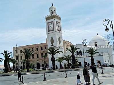 Mešita na náměstí Place des Martyres
