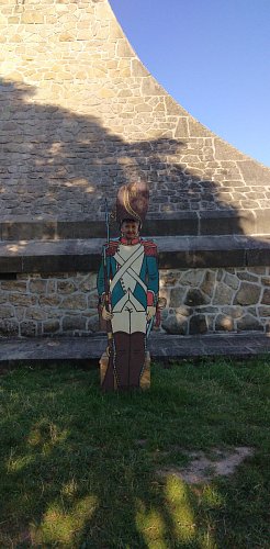 V generálské čepici u Mohyly míru se na památku fotili mnozí účastníci zájezdu