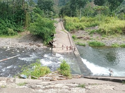 Spadlý most na západním pobřeží