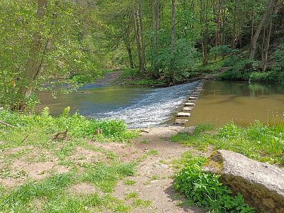 Cesta přes jez po kamenech.