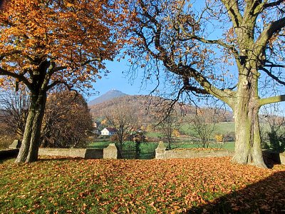 Milešovka od kostela sv. Antonína Paduánského