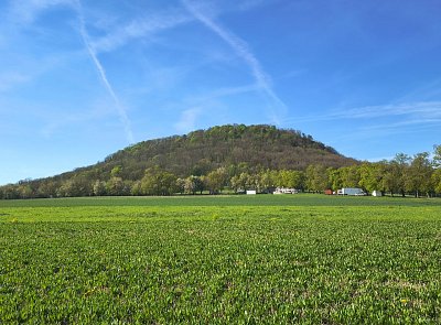 To je on - Říp v zelené a modré