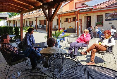 Po příjezdu se scházíme pod pergolou